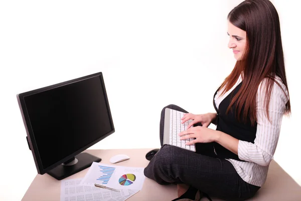 Mujer de negocios que trabaja en PC en la oficina — Foto de Stock