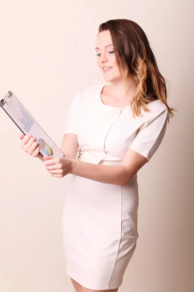 Smiling business woman holding blank clipboard — Stock Photo, Image
