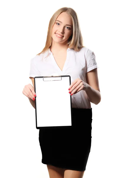 Sorridente donna d'affari in possesso di documento negli appunti isolato su — Foto Stock