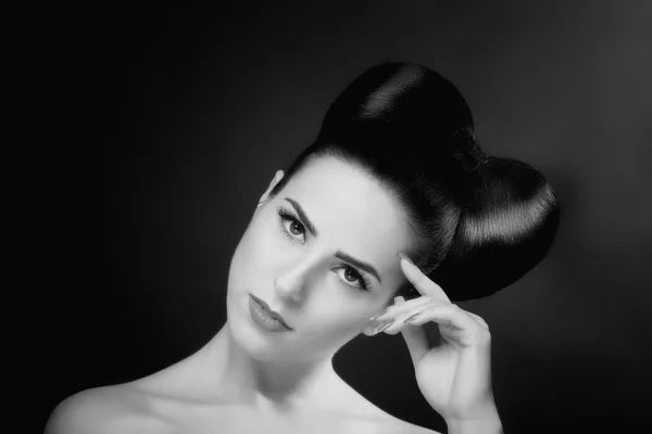 Schwarz-Weiß-Fotos eines schönen Mädchens mit schönen Haaren, — Stockfoto