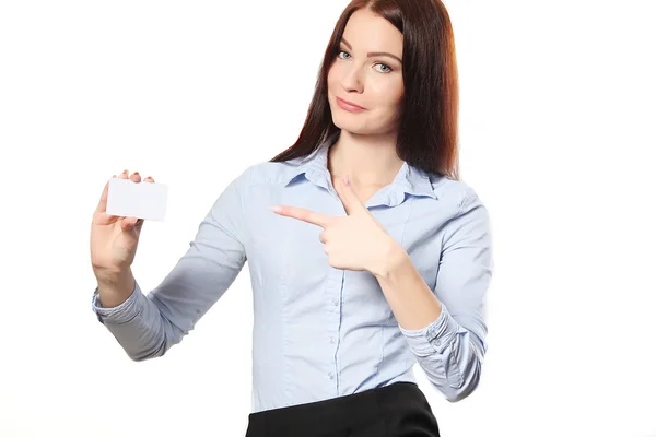 Femme d'affaires souriante remettant une carte de visite vierge sur blanc — Photo