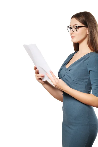 Portrait de femme d'affaires souriante avec dossier papier, isolé o — Photo