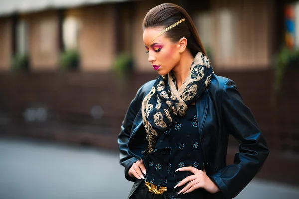 Mujer joven y elegante contra la pared del edificio viejo — Foto de Stock