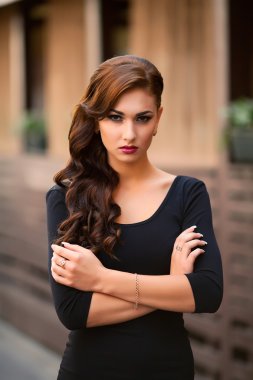 genç esmer kadın portre sonbahar renk 