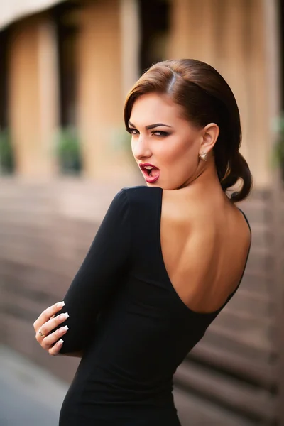 Calle retrato de moda de mujer joven con el pelo largo —  Fotos de Stock