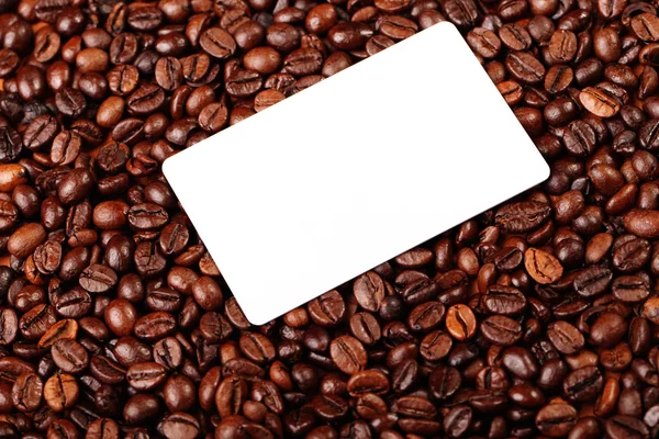 No contexto dos grãos de café é um cartão de visita — Fotografia de Stock