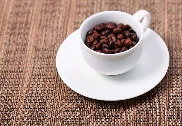 Taza con granos de café, de cerca — Foto de Stock