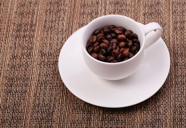 Taza con granos de café, de cerca — Foto de Stock