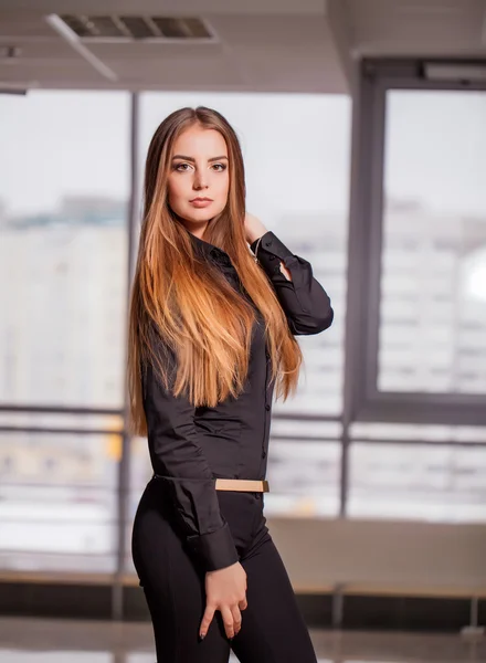 Un retrato de una joven mujer de negocios en una oficina —  Fotos de Stock