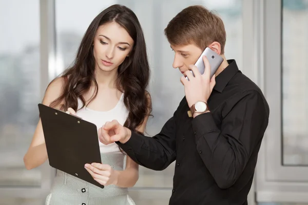 Jóvenes y exitosos empresarios — Foto de Stock