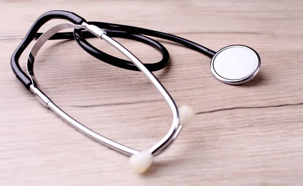 Medische concept - stethoscoop op houten tafel — Stockfoto