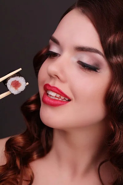 Mujer feliz comiendo sushi sabroso —  Fotos de Stock