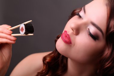 bir çubukla suşi yemek kız