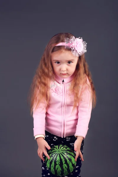 Niña con la pelota — Foto de Stock