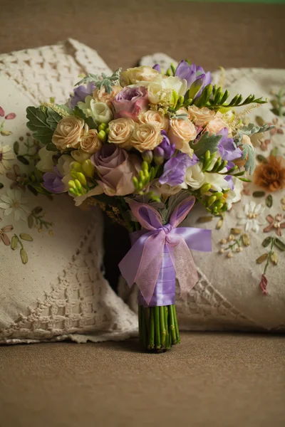 Purple rose bouquet for the bride on her wedding day — Stock Photo, Image