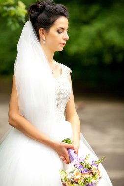 bir ormandaki açık havada güzel gelin