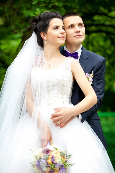 Sposa felice e sposo il giorno del loro matrimonio — Foto Stock