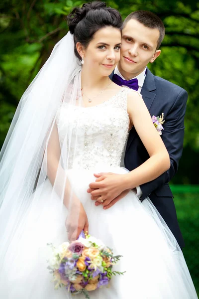 Šťastná nevěsta a ženich svatební letní venkovní. — Stock fotografie