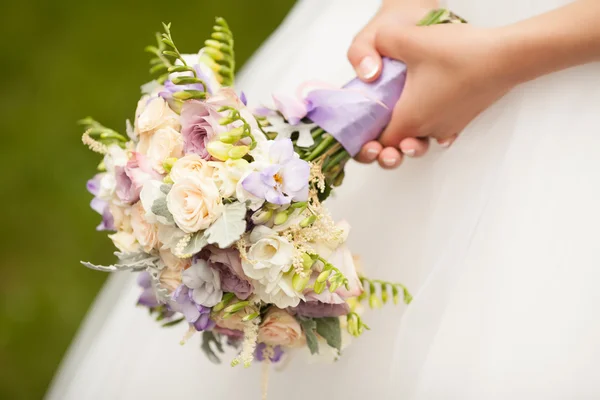 Beautiful wedding flowers in hands — Stock Photo, Image