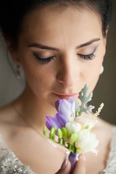 Ευτυχισμένη νύφη στο νυφικό με λουλούδια — Φωτογραφία Αρχείου