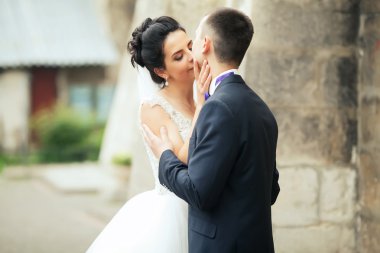 Eski şehirde mutlu güzel düğün çifti