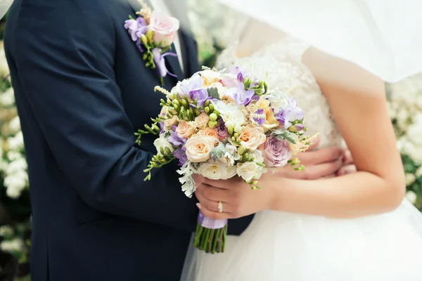 아름다운 신부 꽃다발 과 장미 — 스톡 사진