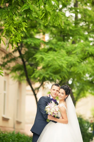 Couple heureux marchant à Lviv — Photo