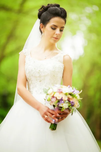 Seorang pengantin cantik melihat ke sisi luar ruangan — Stok Foto