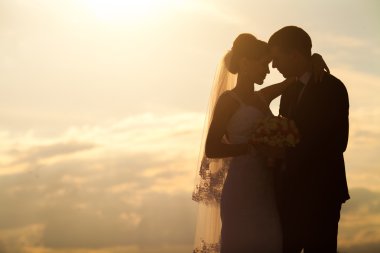 Akşam Düğün çifti. Huzurlu romantik an.