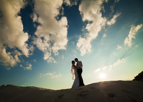 Coppia nuziale la sera. Momento romantico tranquillo . — Foto Stock