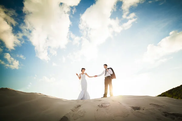 Casamento casal amor correndo na areia. Noiva e noivo — Fotografia de Stock