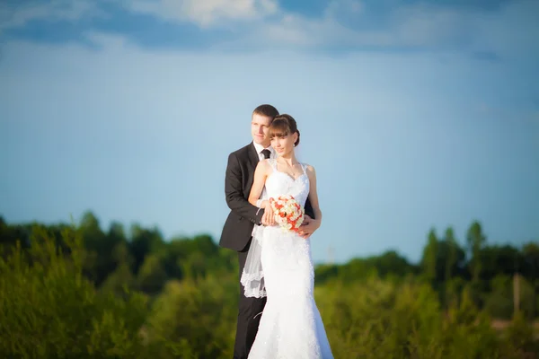 Glada vackra unga brud med brudgummen i kärlek sommaren natur ut — Stockfoto