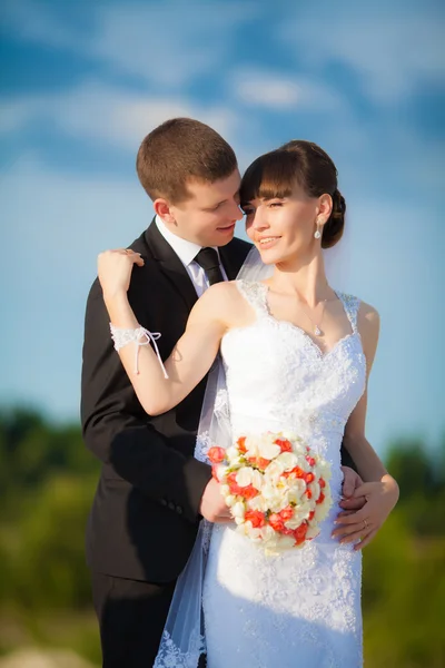 Mariée et marié le jour du mariage Promenade en plein air sur la nature printanière — Photo
