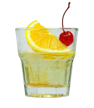 Beyaz arka plan üzerinde izole alkollü kokteyl