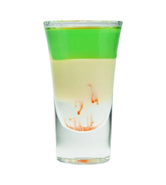 Alkoholischer Cocktail im Schnapsglas isoliert auf weiß — Stockfoto