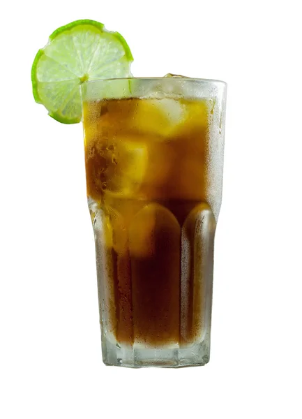 Cuba libre cocktail mit limone isoliert auf weißem hintergrund — Stockfoto