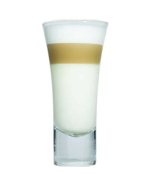Glas mit klassischem Latte-Kaffee-Cocktail isoliert auf weiß — Stockfoto