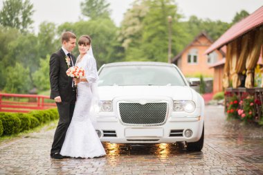 Düğün car yakınındaki yeni nikahlı ayakta