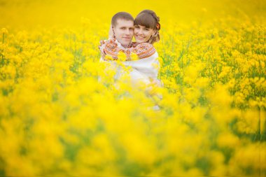 Sadece evli çift çayırda sarılma