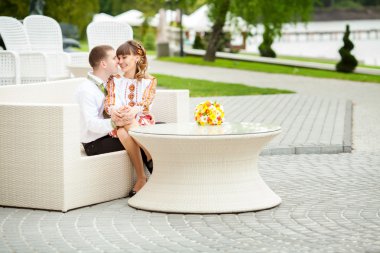 damat ve gelin bir parkta. gelinlik. gelin düğün buketi