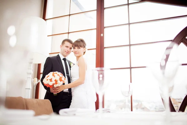 Pengantin yang cantik dan pengantin pria di kamar yang indah — Stok Foto