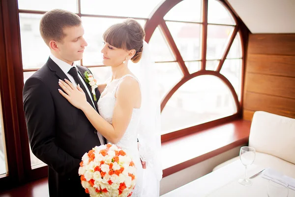De bruid en bruidegom in hotelkamer — Stockfoto