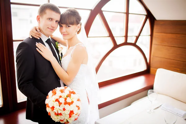 Nevěsta a ženich v hotelovém pokoji — Stock fotografie