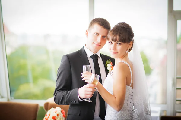 Brautpaar im Restaurant. — Stockfoto