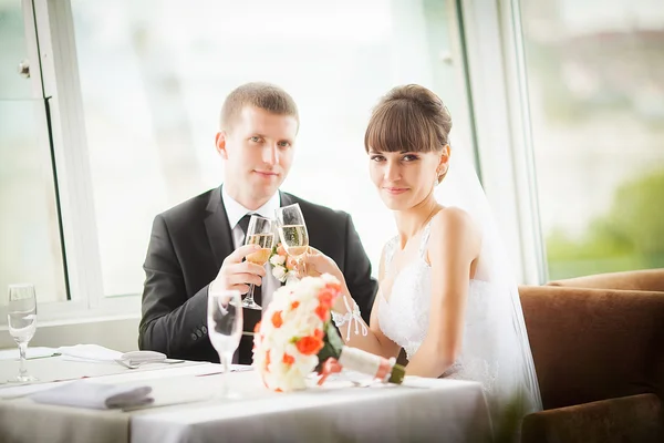 Mariée charmante et marié sur leur célébration de mariage dans un luxur — Photo