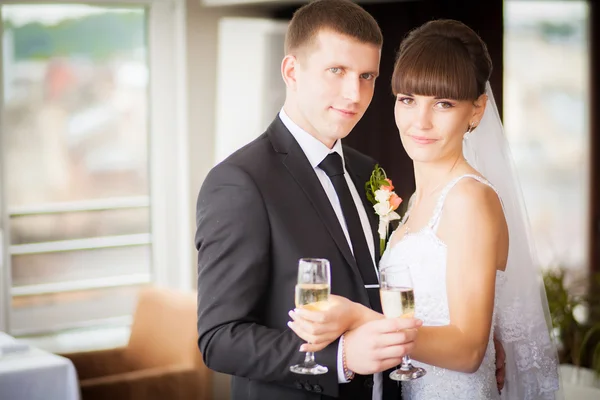 Okouzlující nevěsta a ženich na jejich svatební oslavu v luxur — Stock fotografie