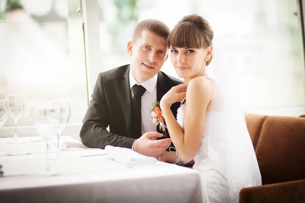 Жених и невеста в ресторане . — стоковое фото