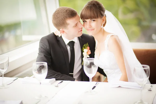 Unga kaukasiska bröllopsparet. brudgummen och bruden tillsammans. — Stockfoto