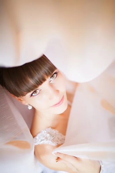 Belle jeune mariée avec maquillage de mariage et coiffure à Bedro — Photo