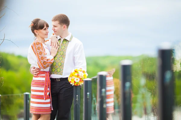 Felice elegante sposa e sposo a piedi in una giornata di sole — Foto Stock